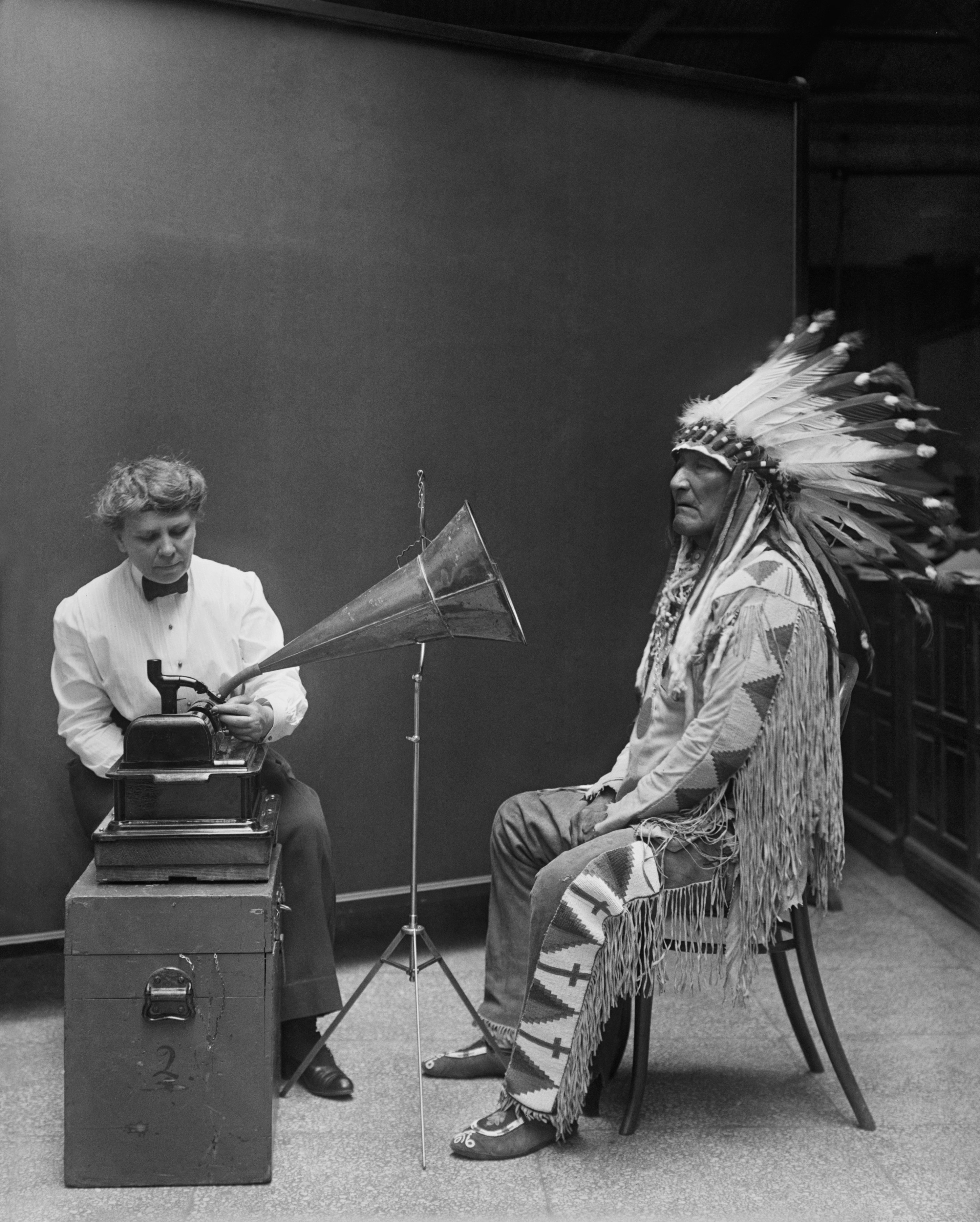 Frances_Densmore_recording_Mountain_Chief2